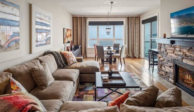 Beachfront Resort Escape | Pool, Hot Tub Lake Views in Sandpoint