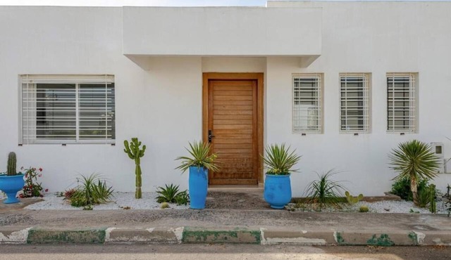 Beachfront Villa, Private Garden & Beach Access