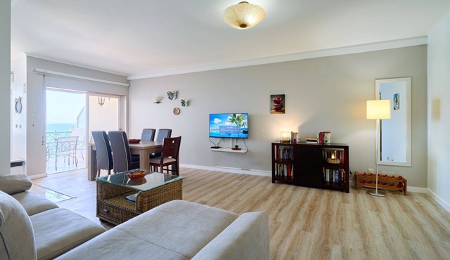Beautiful Dean Apartment with a Stunning Ocean View and Garage