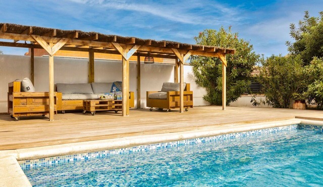 Beautiful private villa for 6 guests with private pool, WIFI, A/C, TV and patio