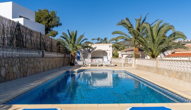 Beautiful private Villa in Moraira 5-7mins walk shops, bars, extra large pool in Teulada