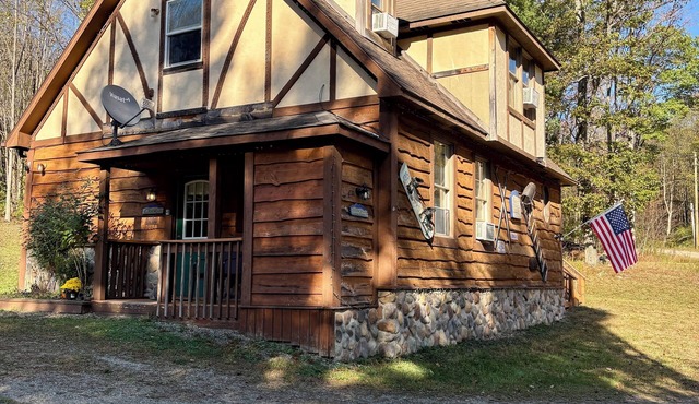 Beautiful Rustic 4 bdr Chalet Made For Big Groups and Life Long Memories! in Great Valley
