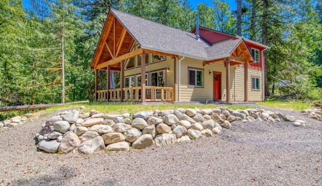 Big Tree Retreat: Secluded cabin with hot tub, river views & woodstove in Welches