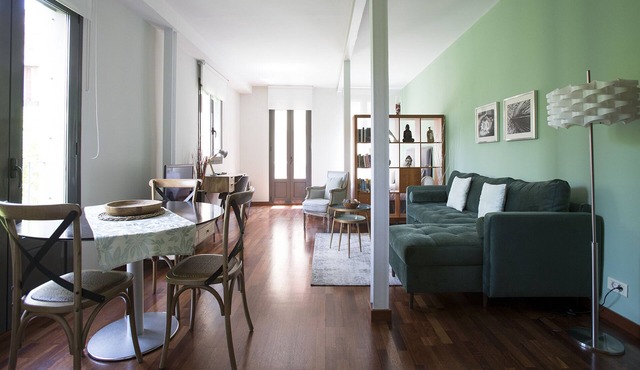 Bright, Elegant, Center Town. Lift. Quiet. 7 Windows. Green Engagement.
