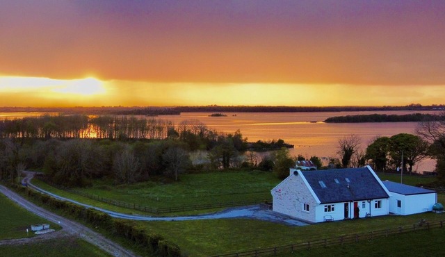 BROWNSTOWN LODGE - Fishing Lodge & Country House with lake view and secluded location in Ballyscanlon