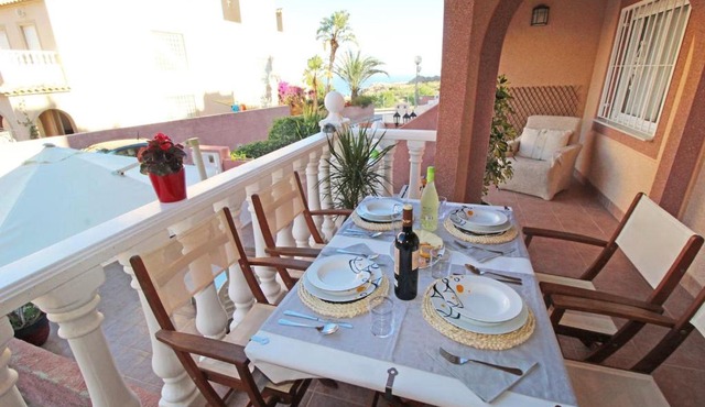 Bungalow con terraza, piscina y vistas al mar