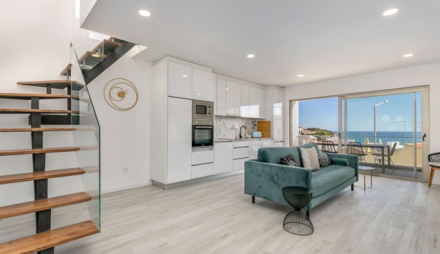 Burgau Luxury Beach Apt, private rooftop + jacuzzi overlooking beach
