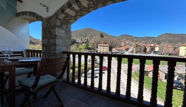 Cal Botey Apartment with Mountain Views, Wi-Fi, and Air Conditioning