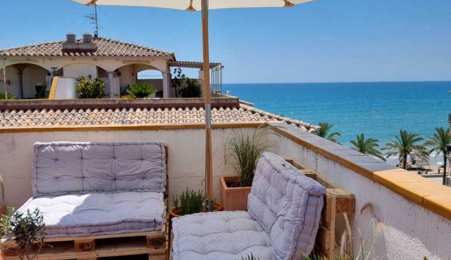 Calafell Beachfront Escape. Spacious Attic with Rooftop Terrace and Pool. in CT