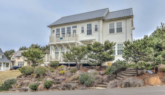 Carabel -Spacious/Beautiful New Hm w/Ocean Vws, Hot Tub Located in Roads End. in Lincoln City