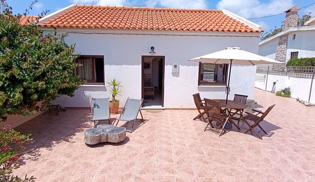 Casa da Horta - quiet area 7 minutes walk from the beach!
