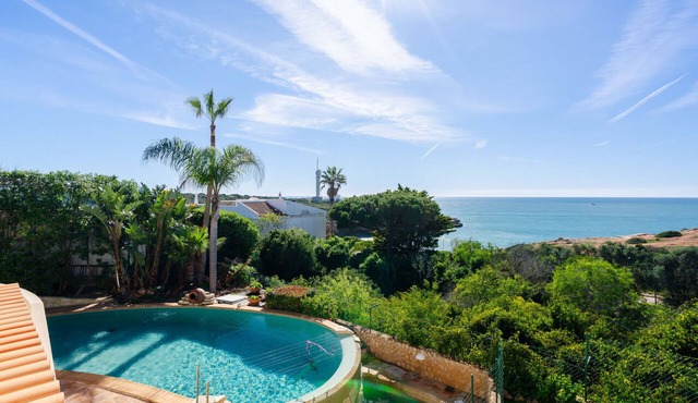Casa Waldemar, luxury villa in Ferragudo with panoramic sea views