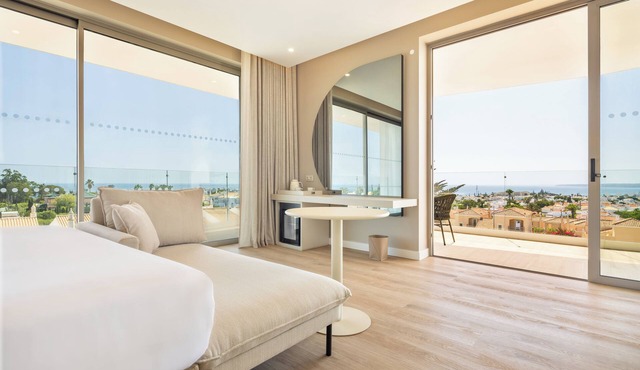Castelo Suites Hotel