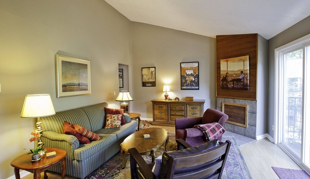 Central, Lofty Tree Views in Portland