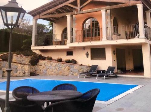 Chalet Boutique con chimenea y indoor pool in Girona
