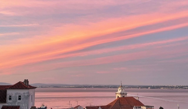Charming 2-bedroom Riverview Apartment with Elevator, AC, WiFi in Alfama- Lisboa