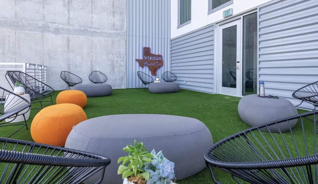Charming 2-bedroom Suite in Lovely Austin with Rooftop Pool! in Austin