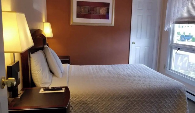 Charming 2-bedroom hotel suites with AC, WiFi in lovely Lake George in Lake George