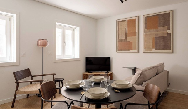 Charming 2BR with Private Patio in São Bento