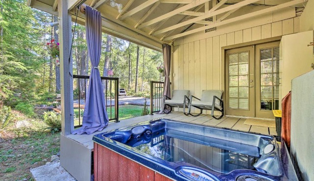 Charming Ashford Cabin with Private Hot Tub! in Ashford