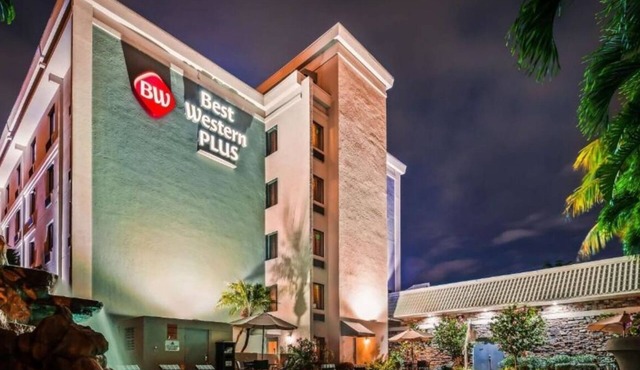 Charming hotel room in fabulous with amenities & close to Hardrock Stadium in Hallandale Beach