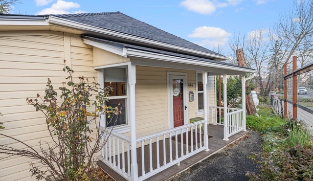 Charming house two blocks from downtown Ashland in Ashland