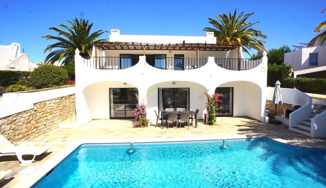 Charming Salema Ocean View Villa – Private Pool – Air Conditioning - ★