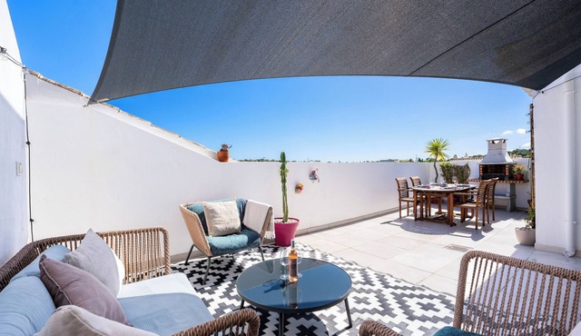 Charming Two Bedroom House in Praia Da Luz, Lagos. Beautiful terrace!