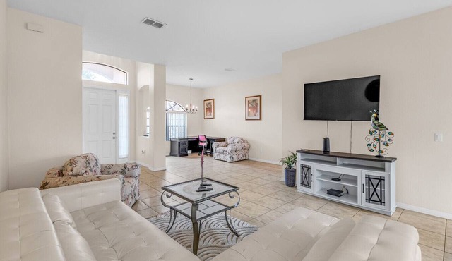 Charmz Retreat - with shared pool in Kissimmee