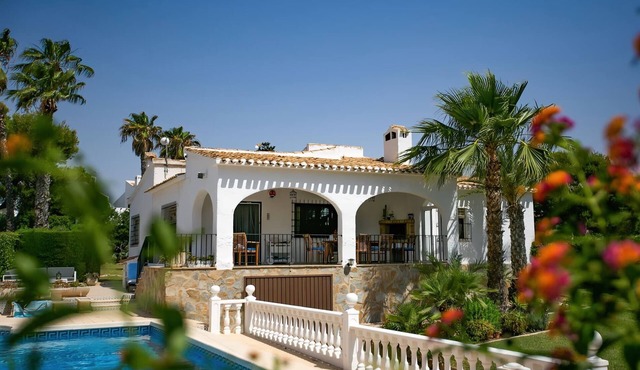 Classic spacious villa with swimming pool at 100 m from the beach, sea view.