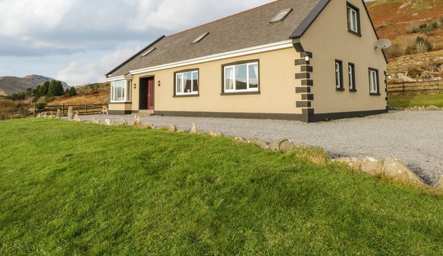 COILLMOR, pet friendly, with a garden in Clonbur, County Galway in Clonbur