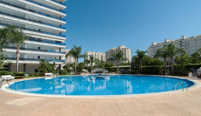 Condo with swimming pools/wifi/BBQ. Modern decoration - only families in Playa de Gandía