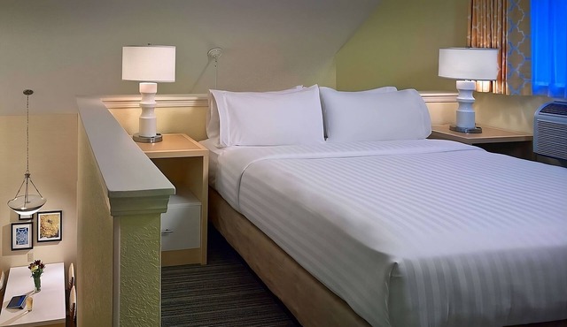 Convenient Countryside Stay! Onsite Pool, Free Parking, Free Breakfast in Omaha
