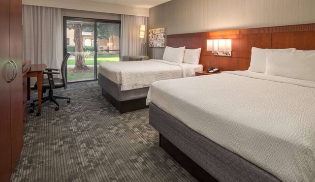 Convenient Stay, Superb Location! Close to Volunteer Park Water Tower, w/Pool! in Bellevue
