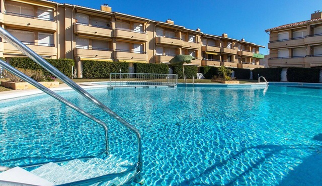 Cosy apartment for 4 people with WIFI, A/C, pool, TV and terrace