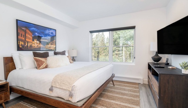 Cozy Mountain Village Hotel Room with Jetted Tub in Mountain Village