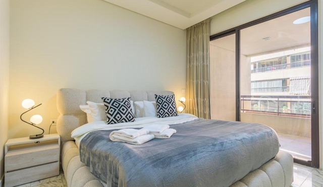 Crest 3-Bedroom Apt & Balcony in Hamra
