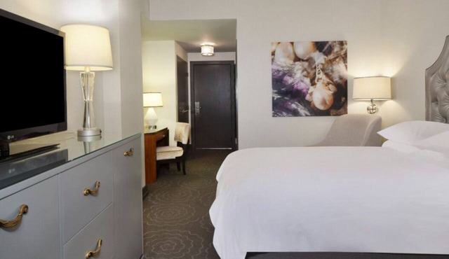 Dazzling Downtown Stay Near Riverwalk & Museums | 4 Amazing Rooms in Chicago