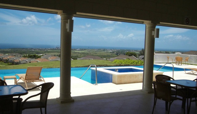 Delightful 2 Bed apt, sea & pool views to front & rear in Speightstown