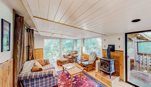 Delightful coastal escape with private hot tub, generous patio, & nature views in Brookings