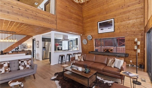 Designer cabin w/sauna & hot tub 1 mile from Bear mountain in Big Bear
