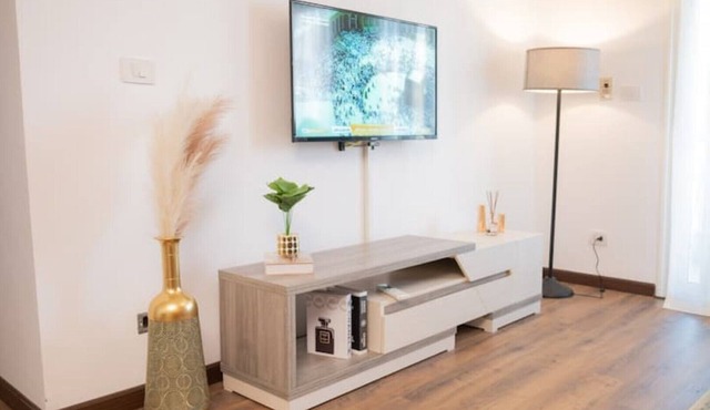Designer Suite by Aura: 3BR Luxury & Bespoke Art
