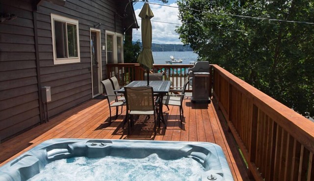 Downtown w/Views, Hot Tub Overlooking the Lake and Steps to Tubbs Hill in Coeur d'Alene