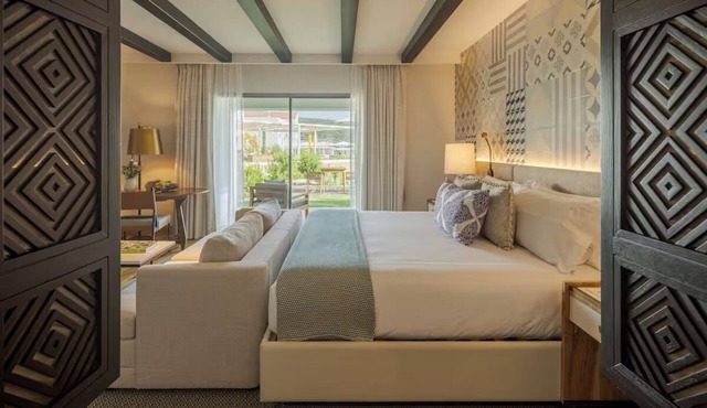 Elegant Hill View Room Near Local Attractions – Comfortable & Scenic Sta