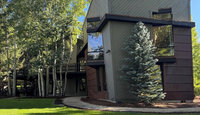 Enchanting 4 bedroom home just seconds away from Sun Valley Lodge. in Sun Valley