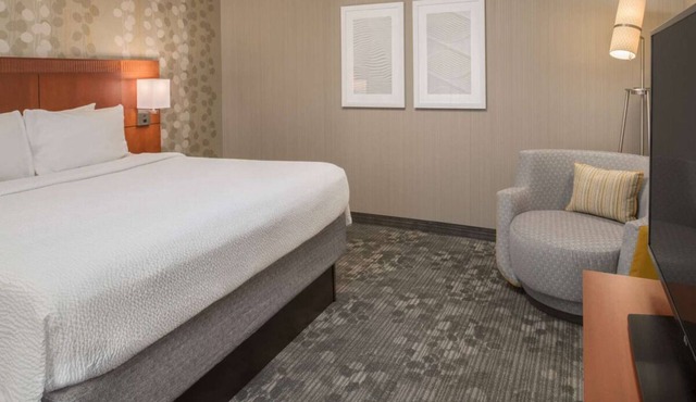 Ensuring a Very Comfortable & Memorable Stay! Pets are Allowed, w/Indoor Pool! in Bellevue