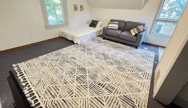 Entire unit in downtown Pullman. Steps away from restaurants and bars in Pullman