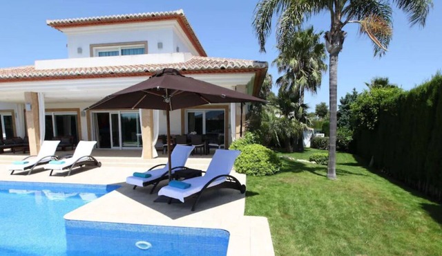 Extraordinary villa with large swimming pool in Costa Nova
