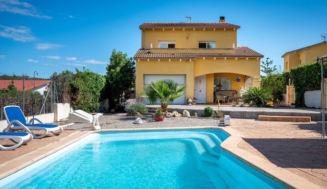 Family home in Creixell with private pool and wifi