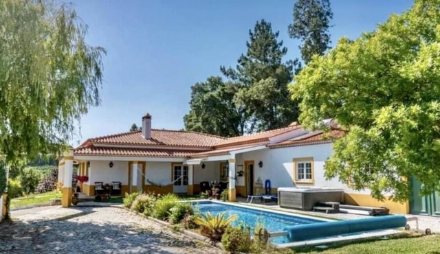 Farmhouse Sleeps 8 with Pool & Horses